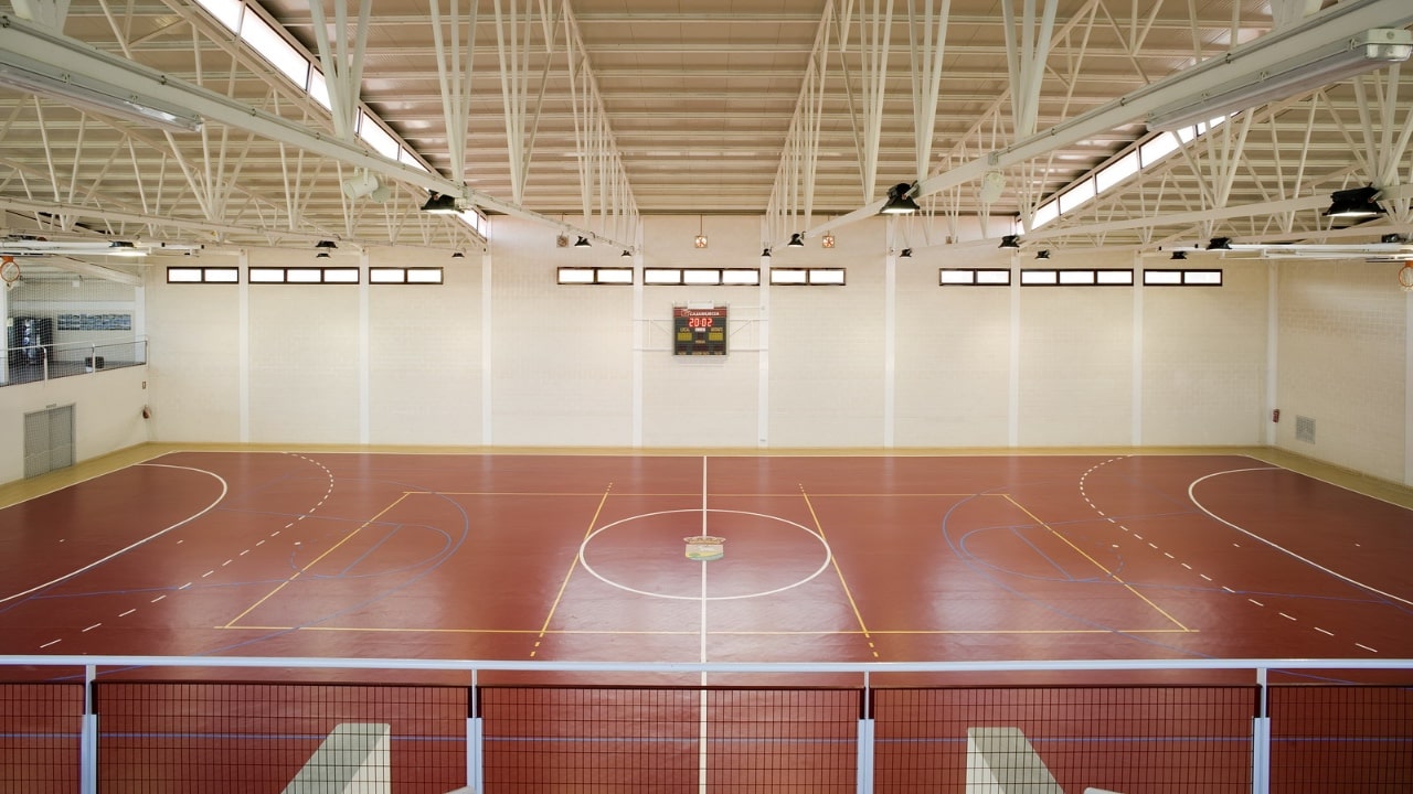 Interior de pabellón deportivo visto desde la grada