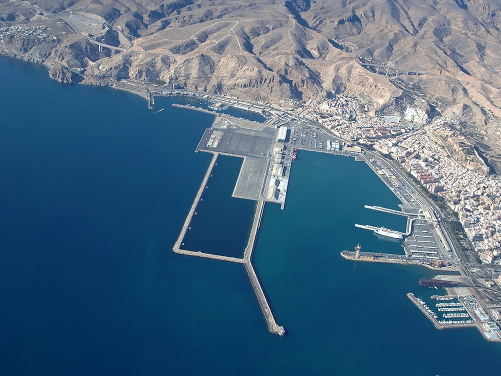 Muelle de poniente en el puerto de Almería