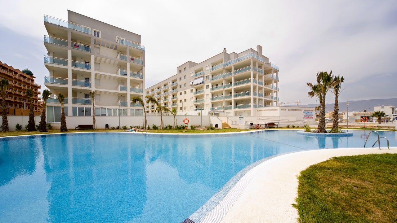 residencial Roquetas de Mar piscina